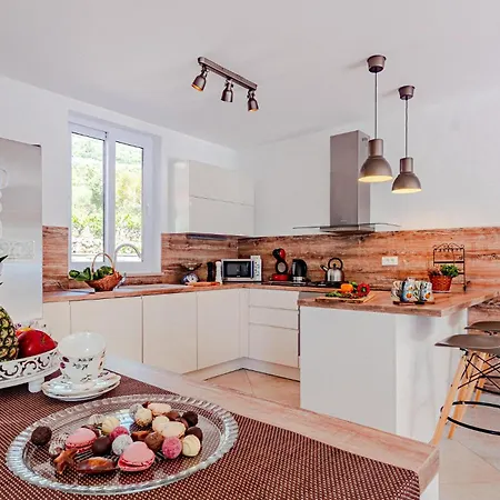 Cozy Home In Dingac With Kitchen * Gornji Dingac