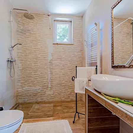 Cozy Home In Dingac With Kitchen Holiday home *