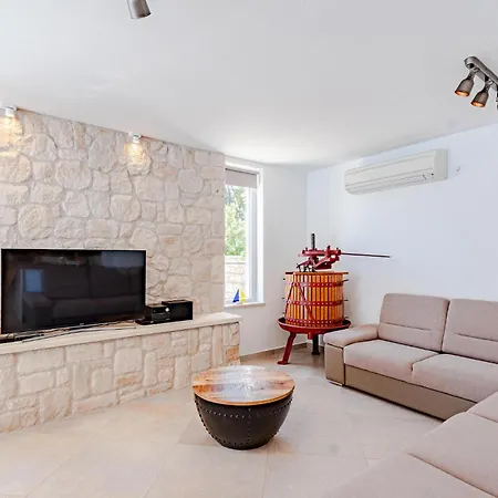 Holiday home Cozy Home In Dingac With Kitchen Gornji Dingac