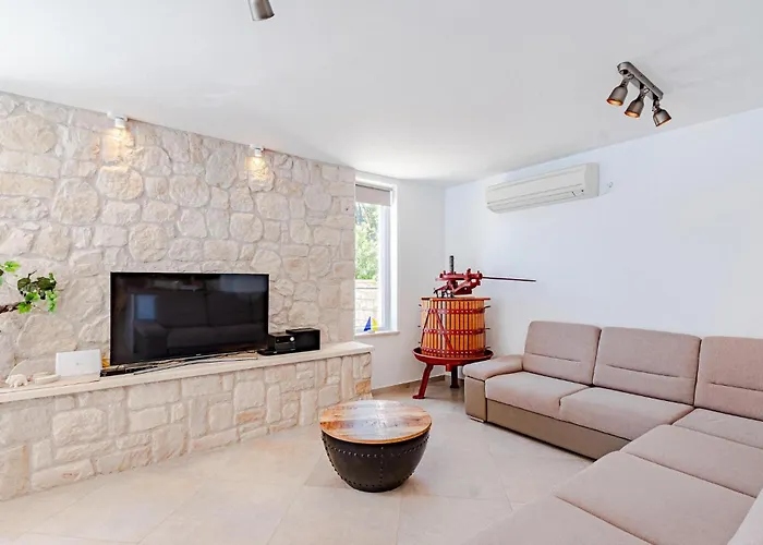 Dom wakacyjny Stunning In Dingac Gornji Dingač